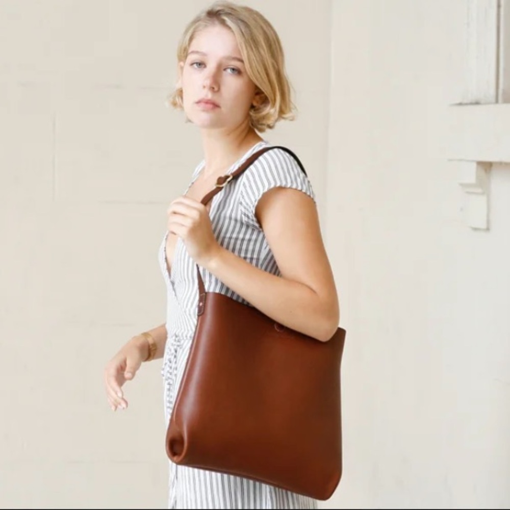 Paterson Salisbury Full Grain New Zealand Tasman Cow Leather Bucket Bag - Picture 2 of 16
